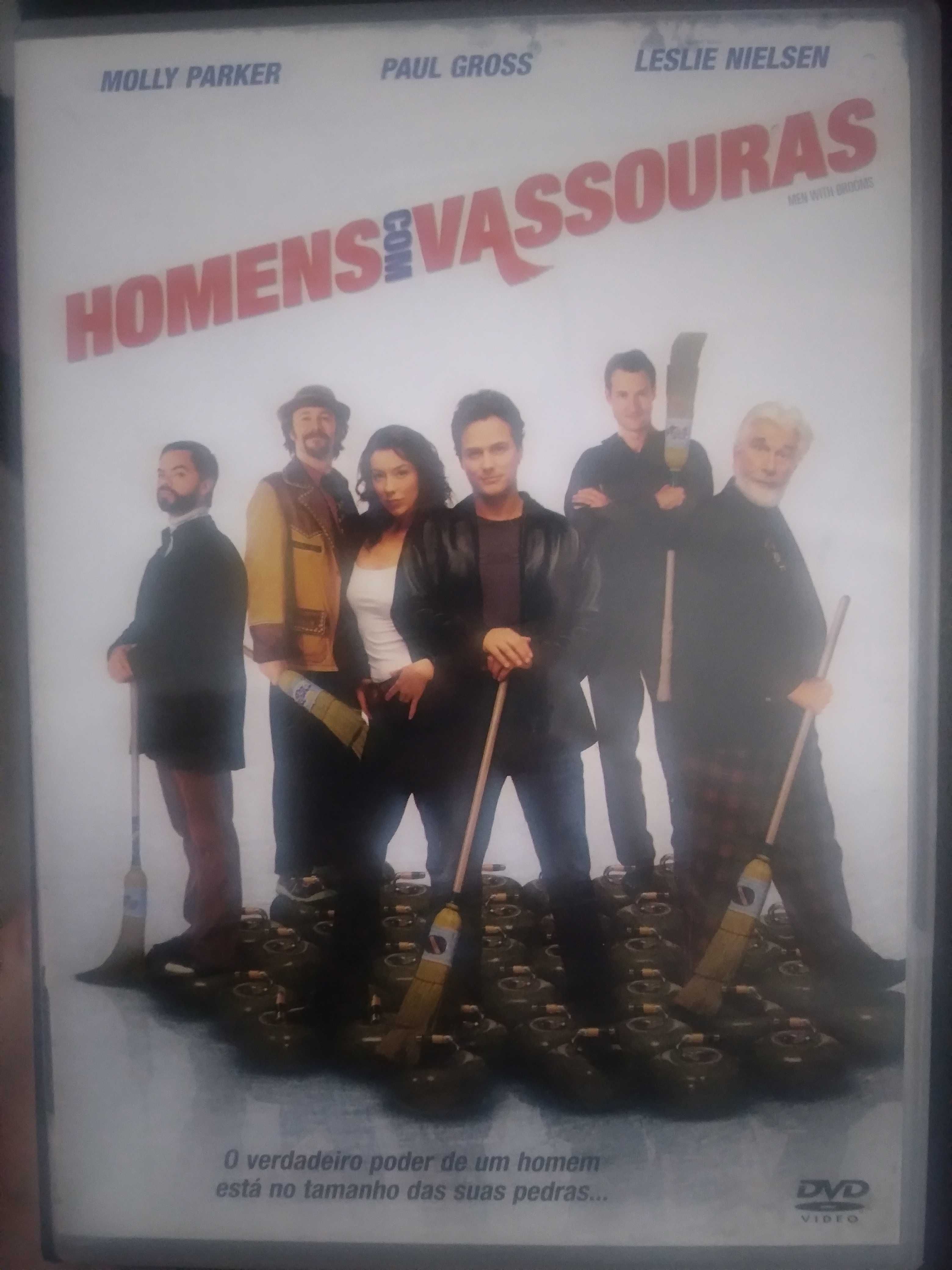 Homens com Vassouras Leilie nielsen