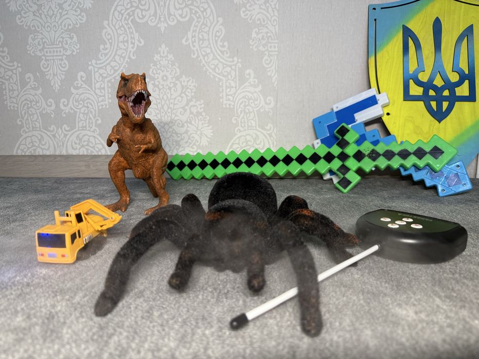 Павук на оадіокеруванні паук на управлении машинка динозавр автобус