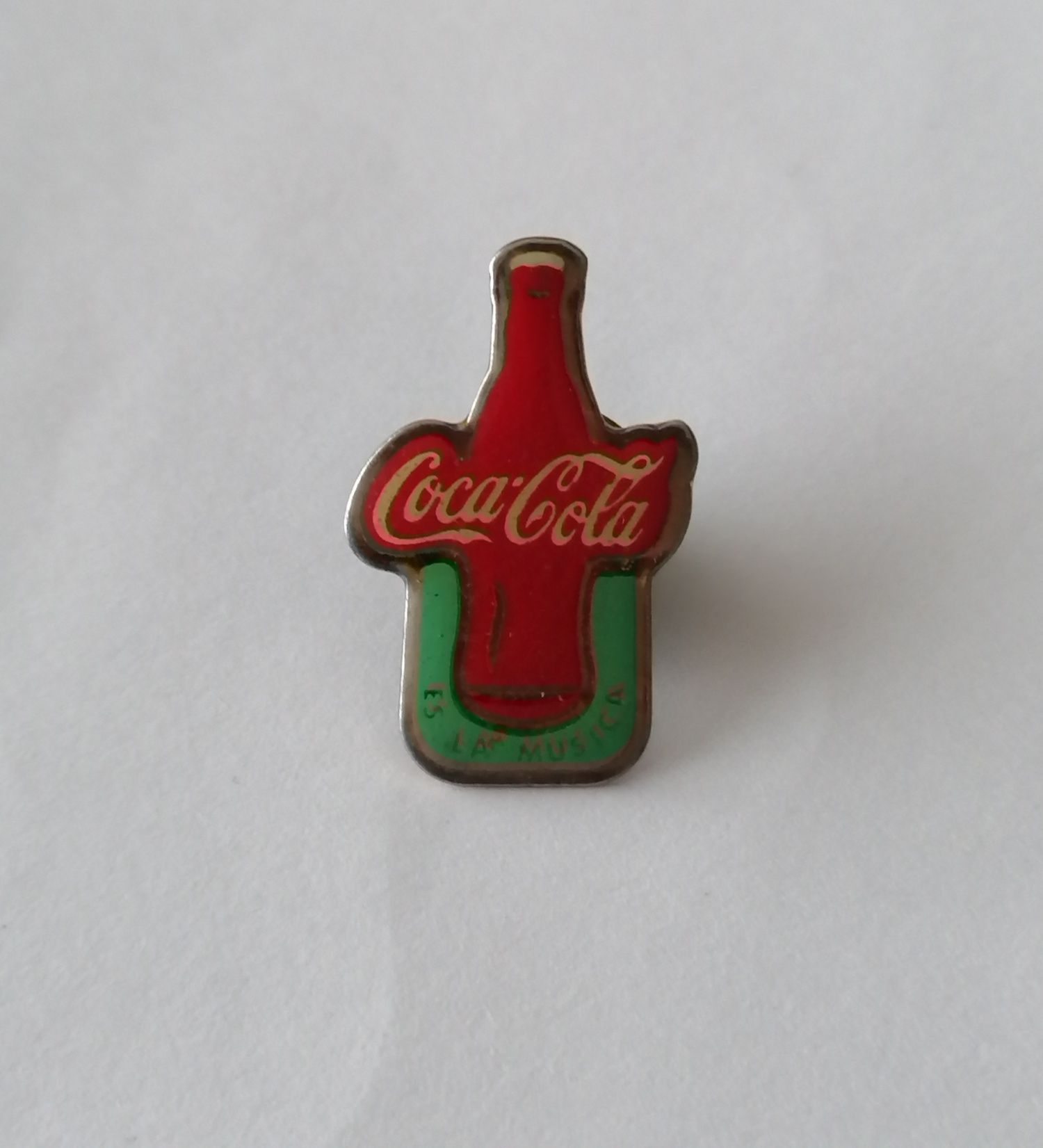 Pin com publicidade da Coca-Cola