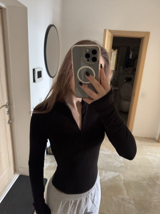 Чорний боді з змійкою посередині