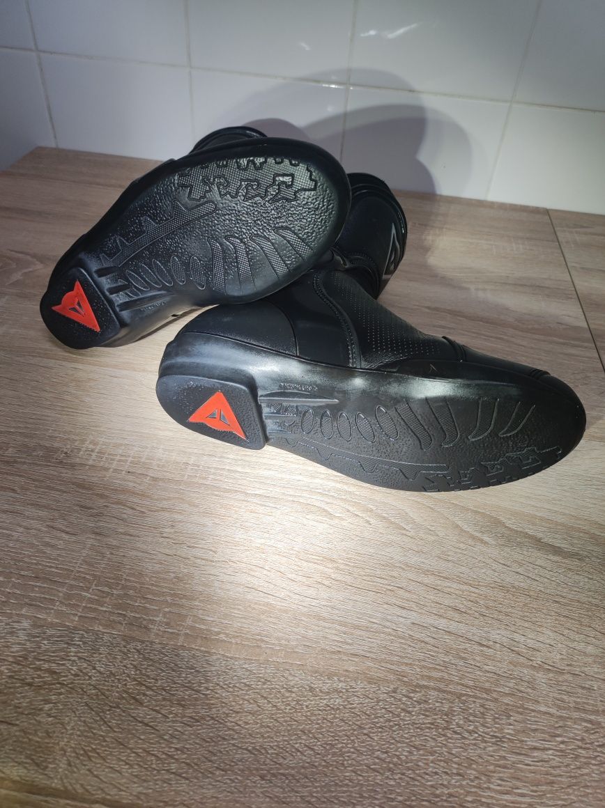 Botas Dainese
Tamanho 41
R TRQ Tour
Goretex 
Excelente estado 
Possibi