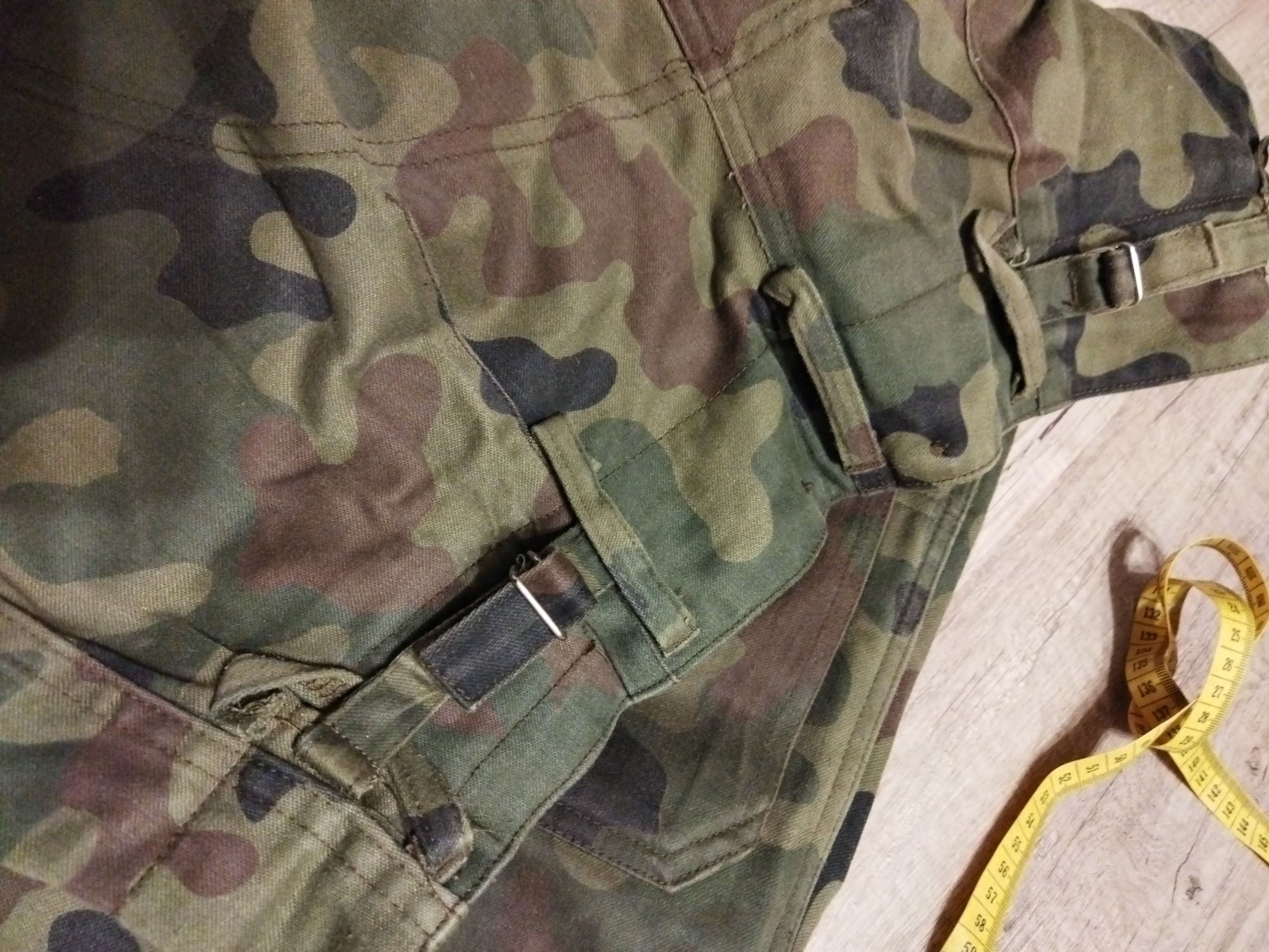 Wielosezonowe spodnie wojskowe.