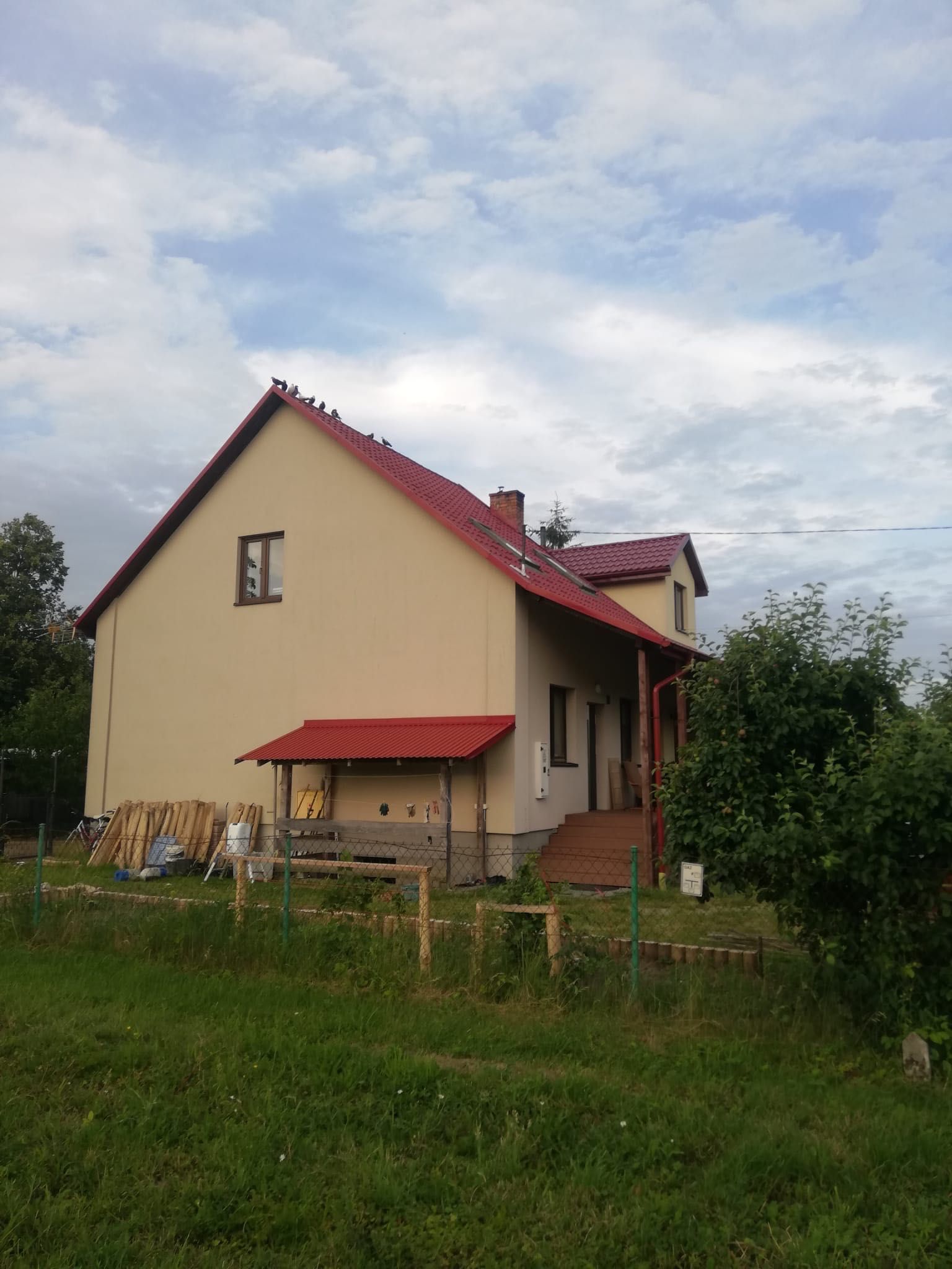 Dom jednorodzinny z tarasem, piwnicą oraz budynkiem gospodarczym
