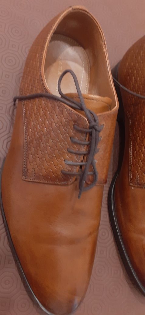 Sapatos castanhos de homem