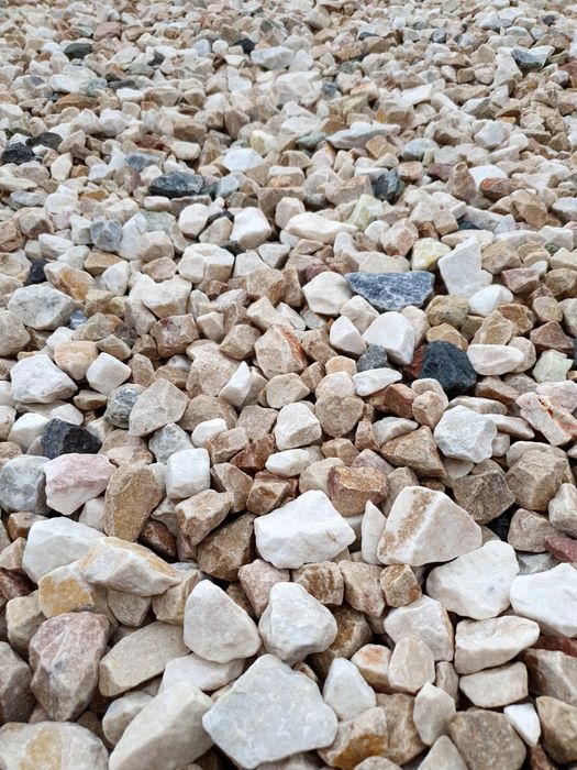 Kamień ozdobny grys/otoczak BIAŁY z domieszką kolorów. Z transportem