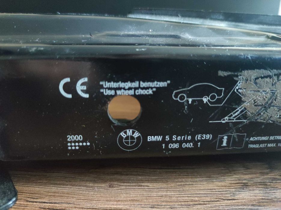 Lewarek samochodowy BMW 5 E39 + klucz 17