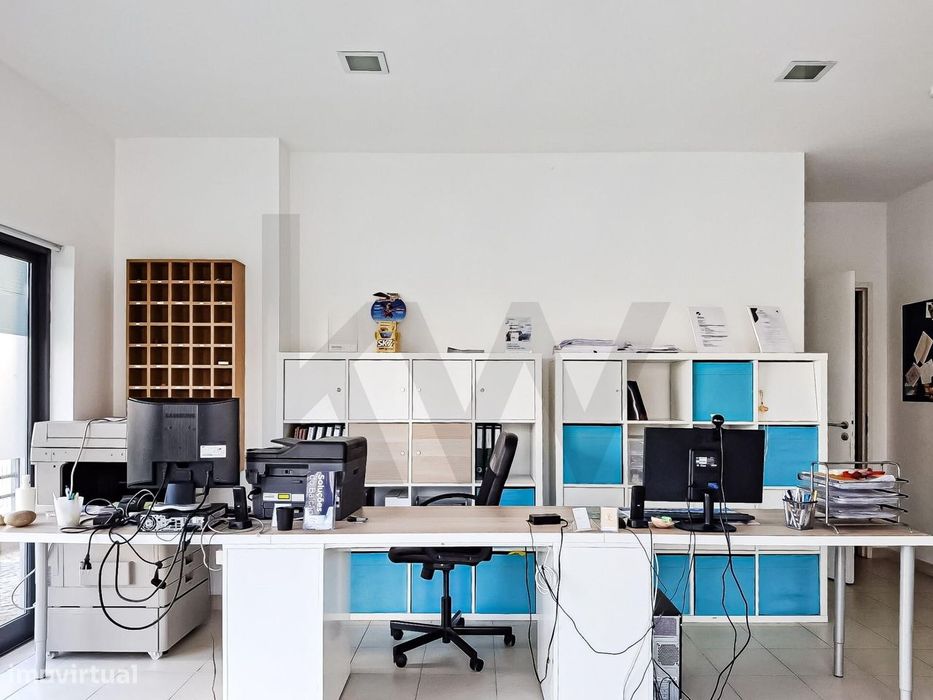 Loja para arrendamento na Praia da Rocha. Com lugar de garagem (BOX)