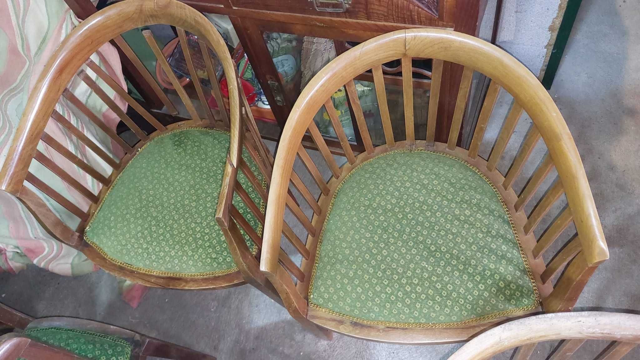 Conjunto de canapé e cadeiras e mesinha de centro (antigo)