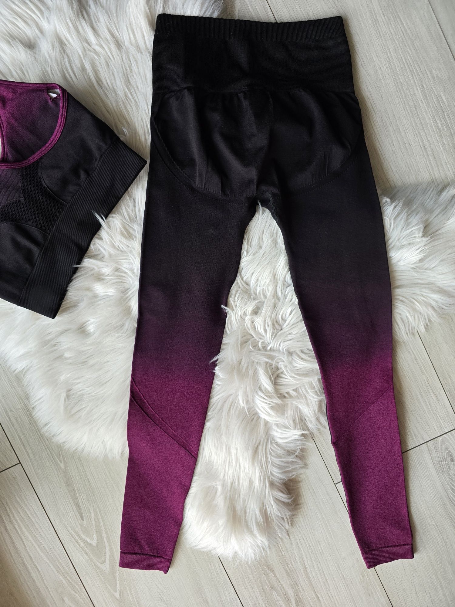 Komplet do ćwiczeń top legginsy push-up rozm. S