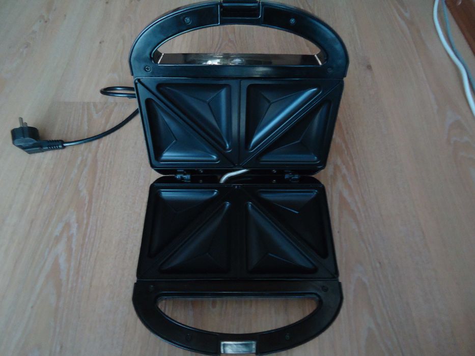 Новая мощная бутербродница Russell Hobbs, мощность 700 Вт, дёшево.