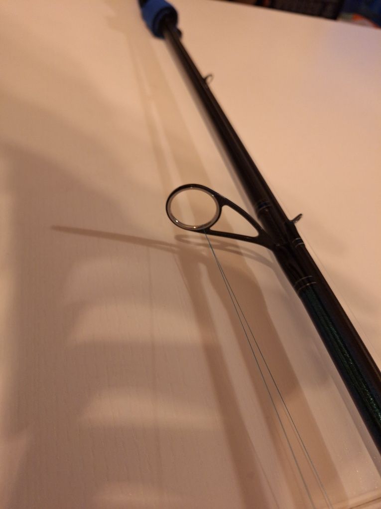 Daiwa Tournement AGS 3.05 com carreto Saltist 4000 e linha Daiwa tourn