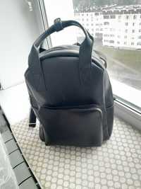 Чорний жіночій рюкзак