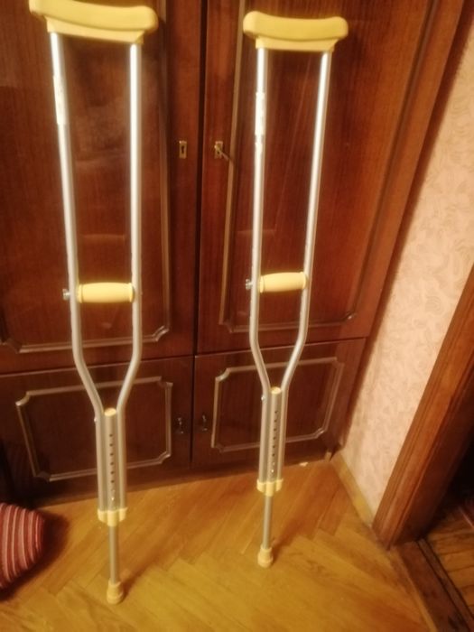 Милиці, ходунки.