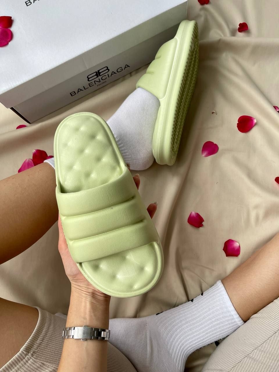 Жіночі шльопанці Balenciaga Puffy Slides ‘Olive’