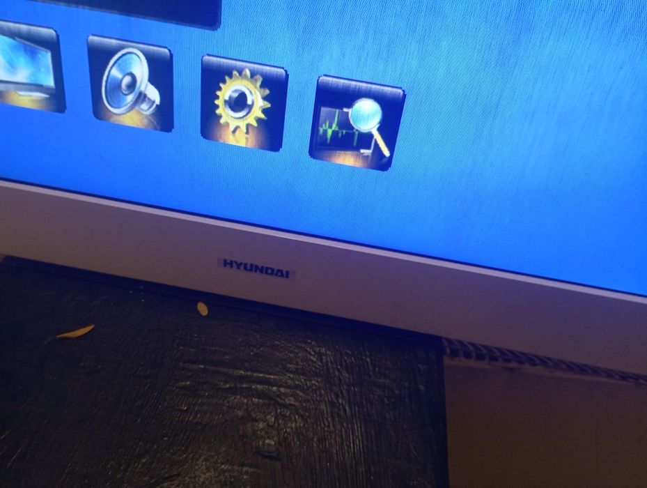 Продам телевизор включается только экран на фото видно маленькие полос