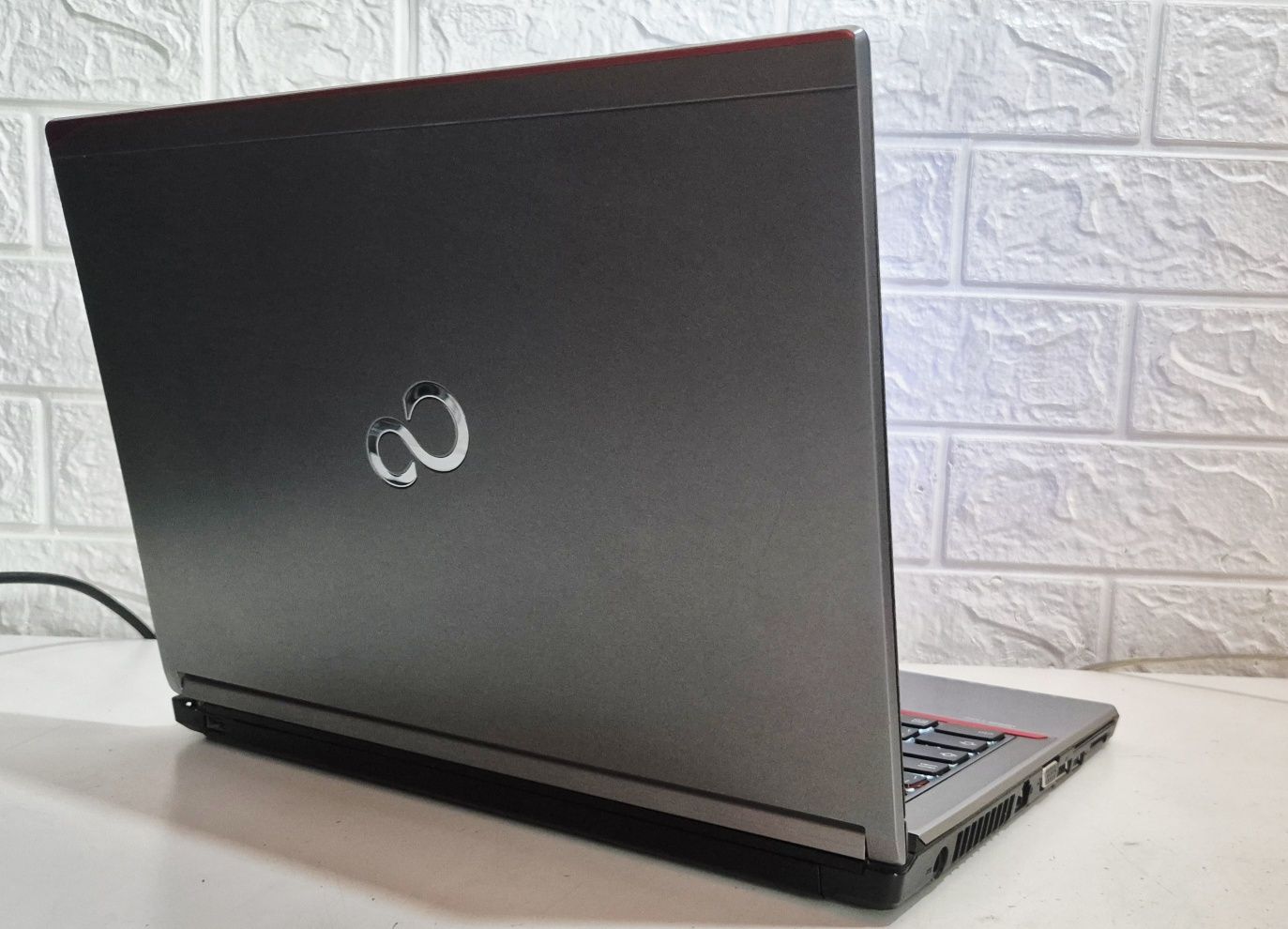 Fujitsu i5/ 8GB RAM/ SSD impecável