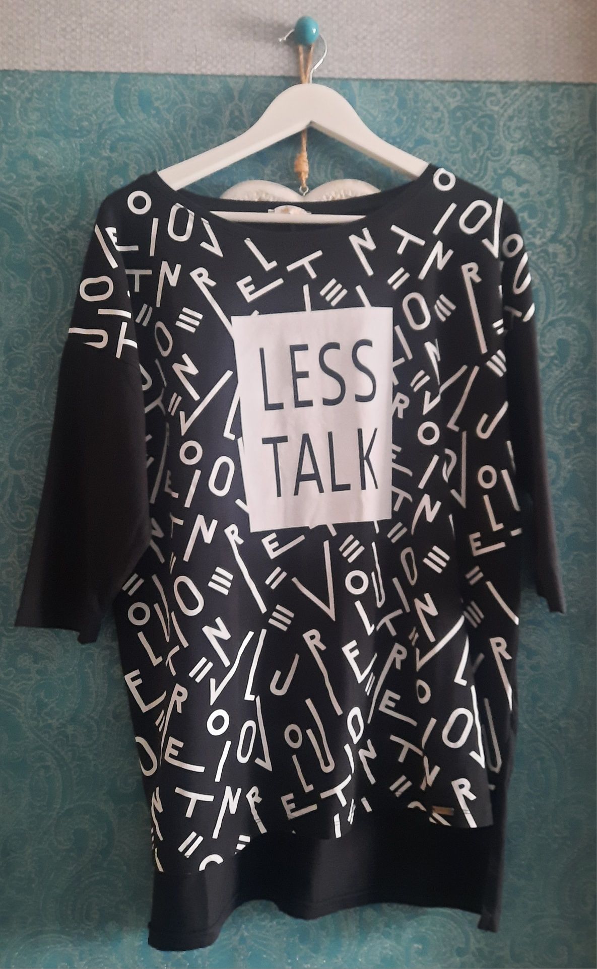 Czarna tunika Megi z napisem "Less Talk" rizmiar Uni