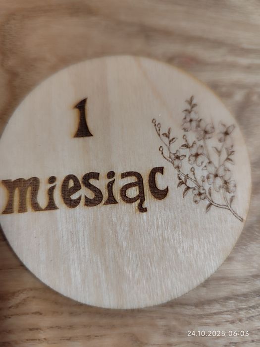 Tabliczki drewniane z miesiącami