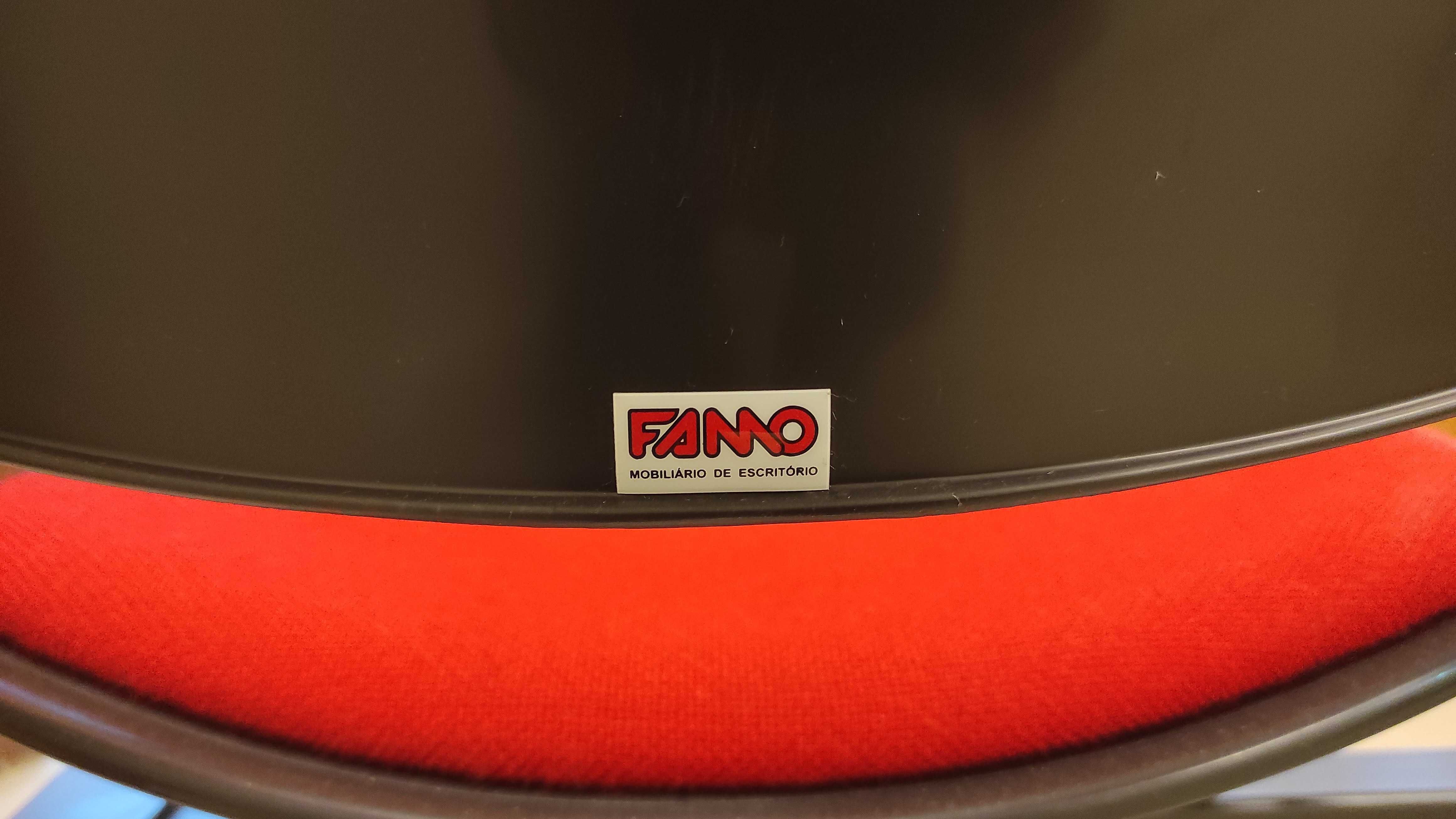 Cadeiras para sala de espera com mesa de apoio - em excelente estado