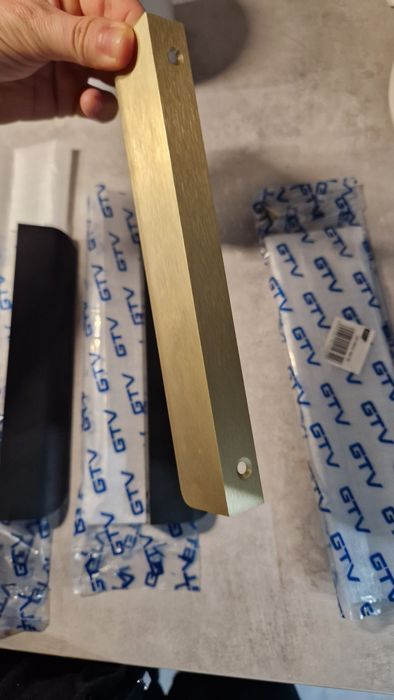 Uchwyt meblowy krawędziowy czarny / złoty