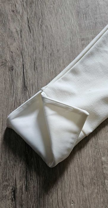 Piękna elegancka sukienka wiązana z głębokim dekoldem rozm. M/ 38