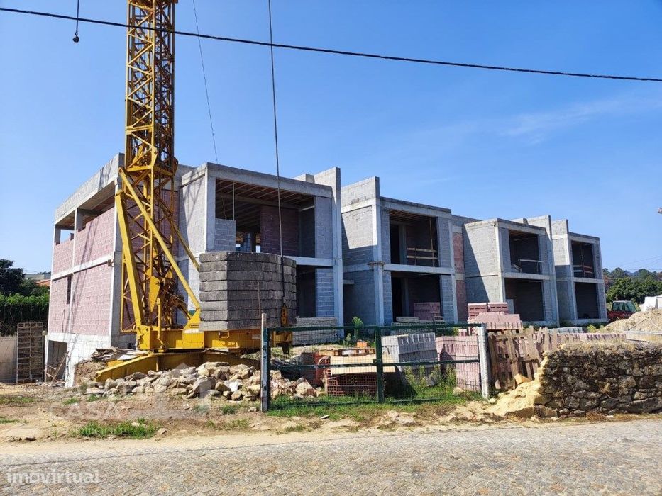 Apartamento T3 com logradouro e garagem dupla em Vila Boa - Barcelos