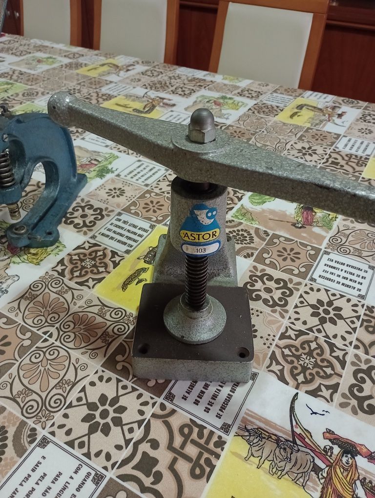 Máquina de cravar molas rebites roupa calcado