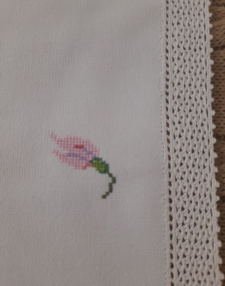 Naperon bordado em ponto de cruz -50 cm x 45 cm