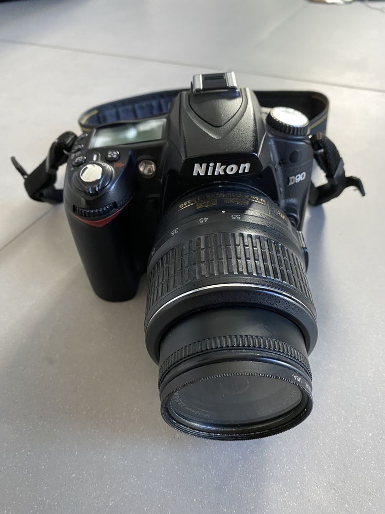 Aparat NIKON D90 z obiektywem Nikon 18-55mm