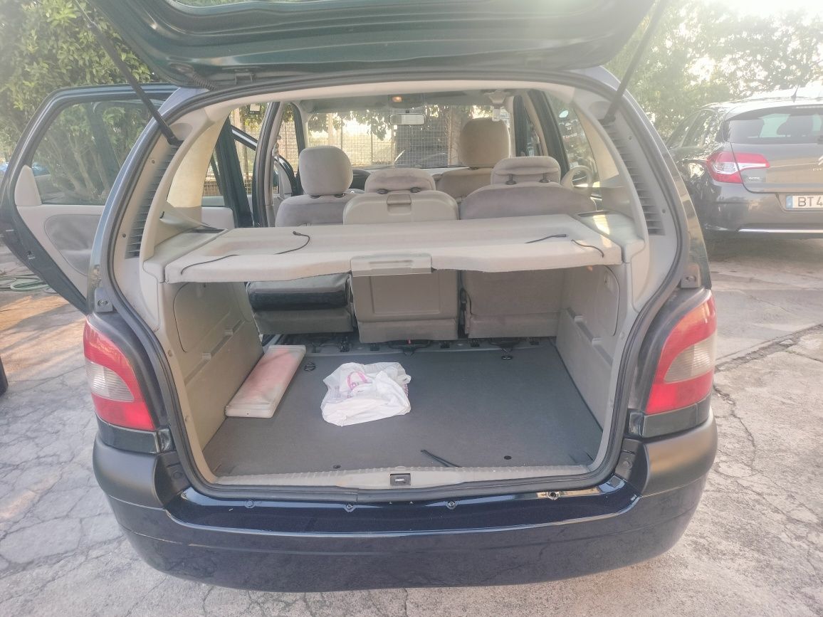 Renault Megane Scenic a gasolina com ar condicionado espaçosa e confor