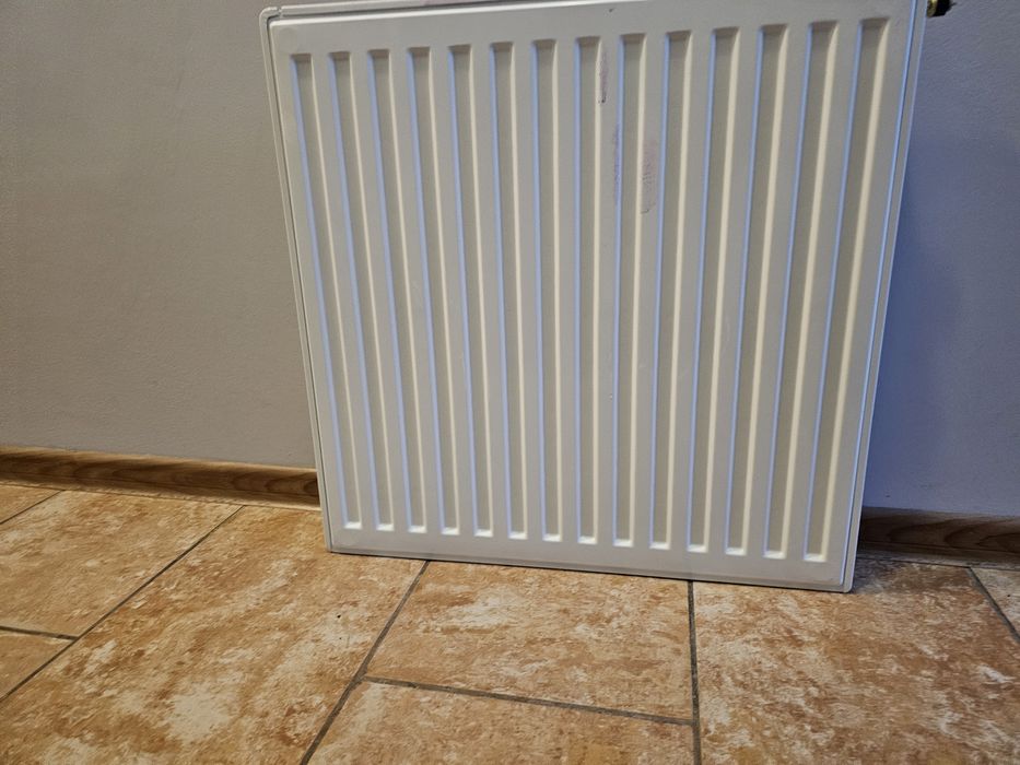 Grzejnik z zaczepami 60 cm. x60 cm. x10 cm. Dolny montaż