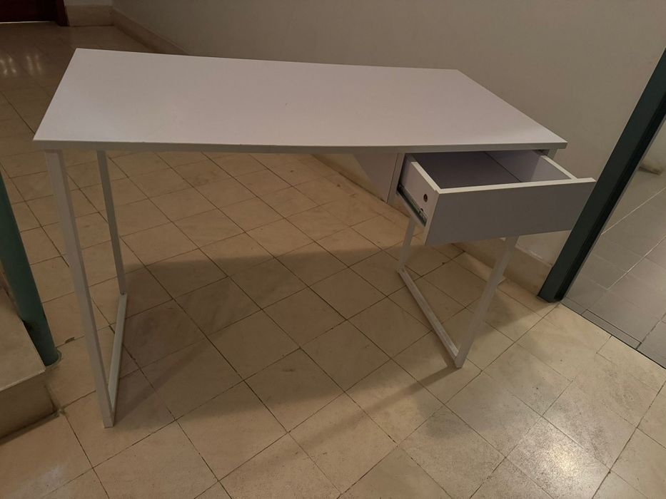 Secretária com gaveta em bom estado