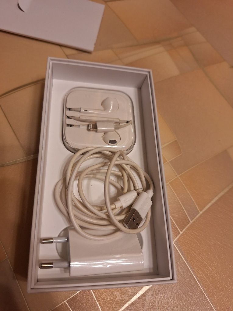 Продам наушники,шнур с зарядкой к айфону iPhone 12 Pro, 6S plus, Samsu