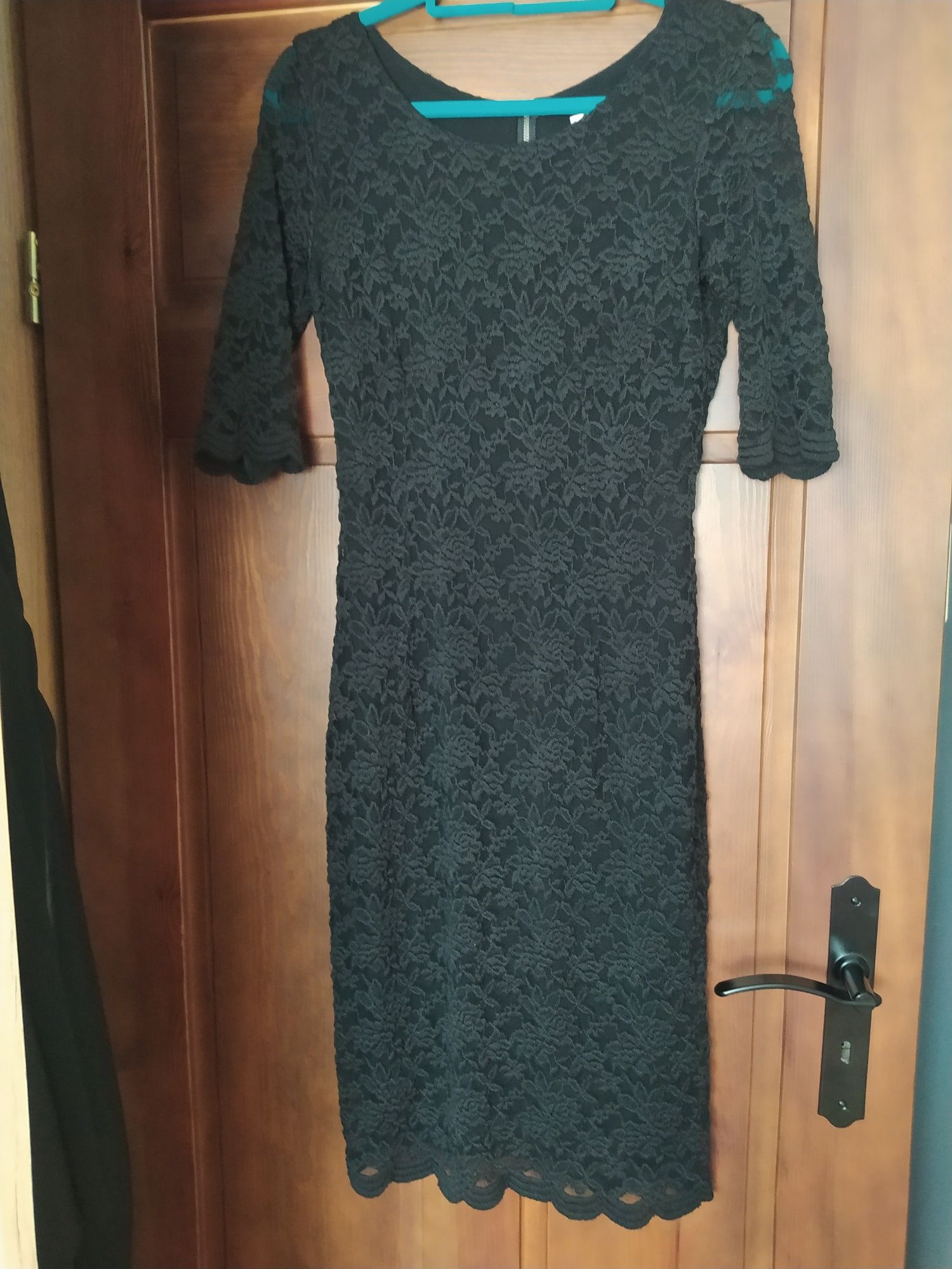 Czarna elegancka sukienka z giupiry