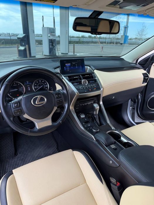 Lexus NX 2016 года 2.0 бензин