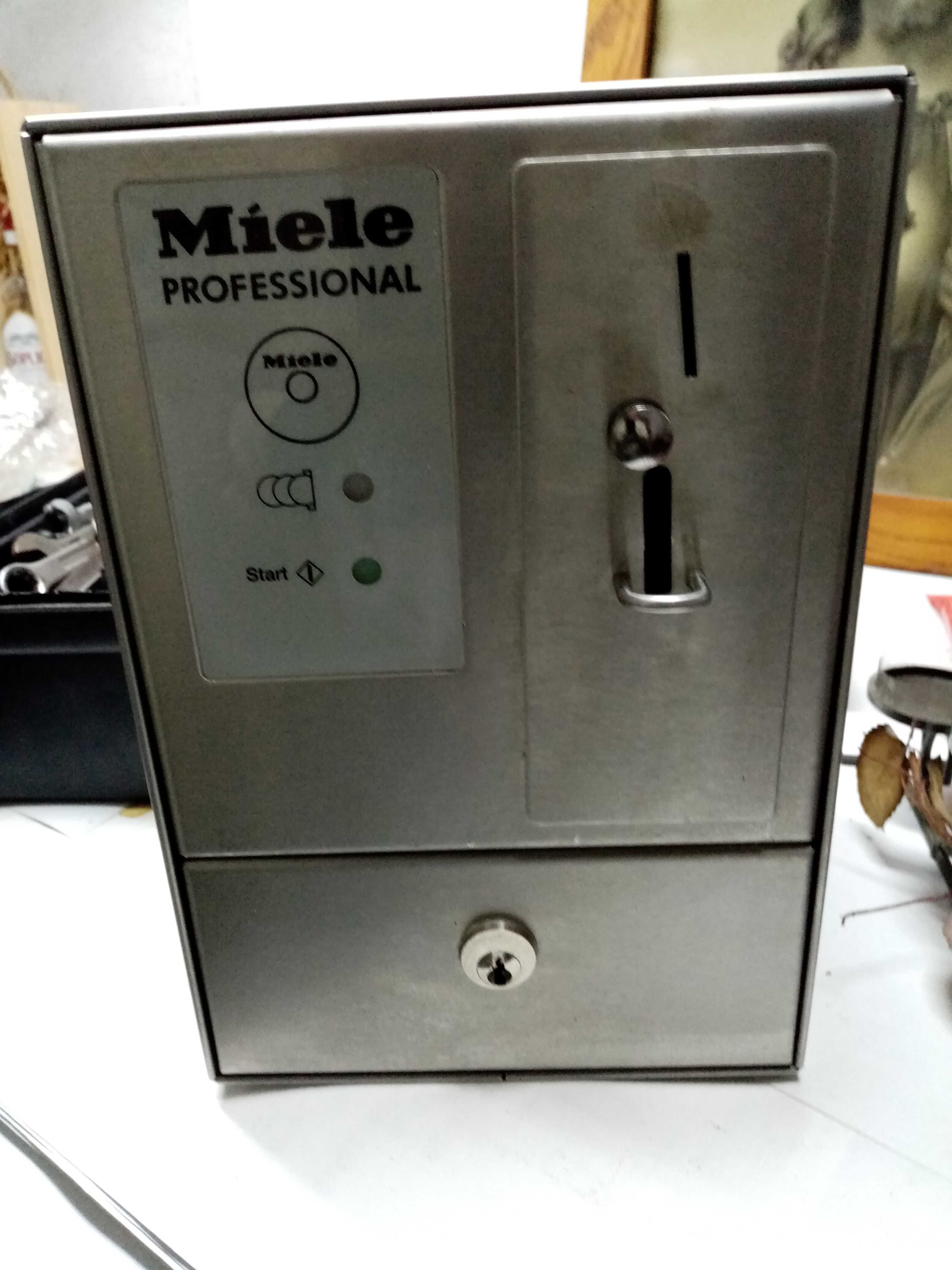 Miele Professional C4060 kasjer +53 szt. żetonów.