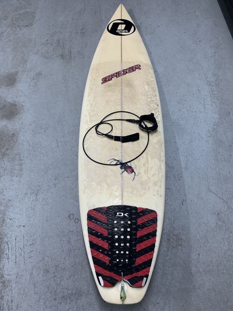 Prancha surf Spider 6.0, com leash Quicksilver, quilhas FCS e deck DK