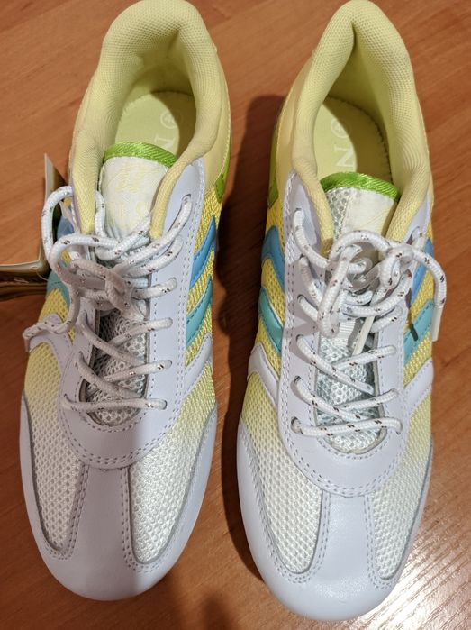 Кросівки дівочі, жіночі