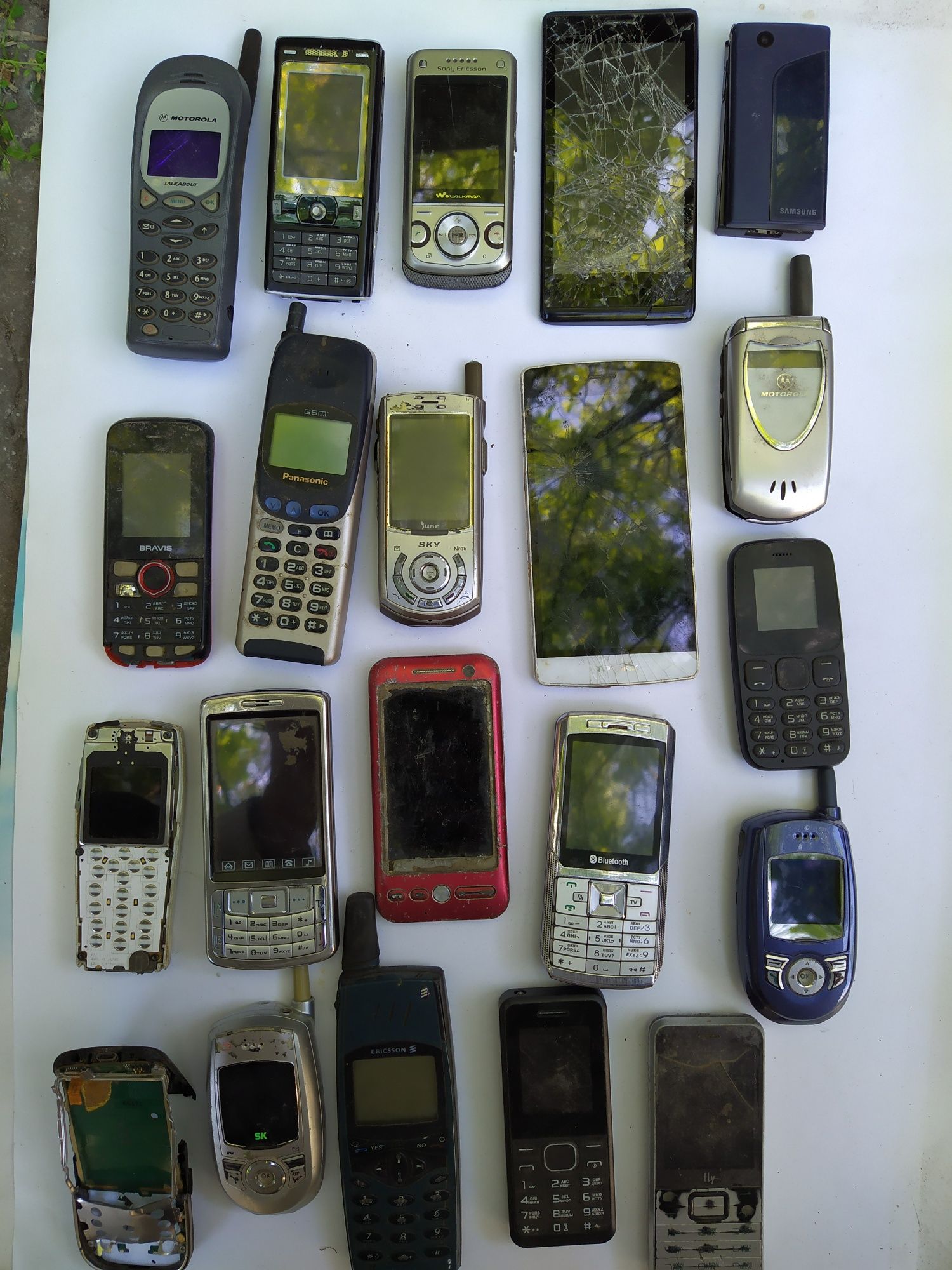 Продам старые телефоны.