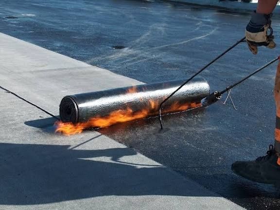 Dekarz , krycie papą termozgrzewalną