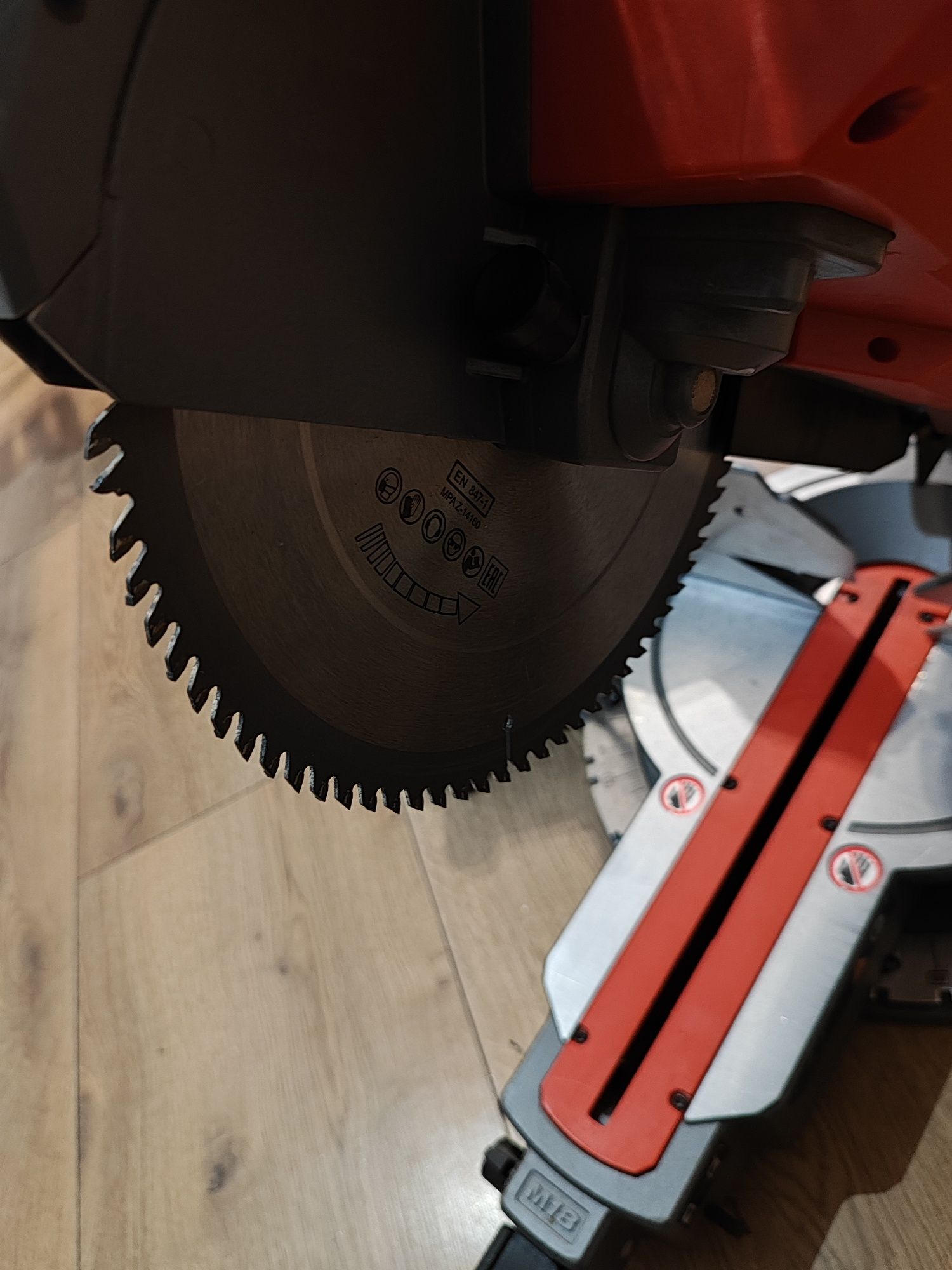 Piła ukosowa z posuwem Milwaukee Fuel M18 FMS254, rok 2023