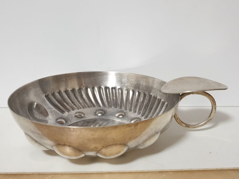 Rara, enorme 20 cm, antiga taça tastvin WMF em casquinha