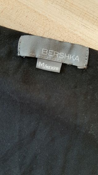 Czarna krótka sukienka z paskiem Bershka M