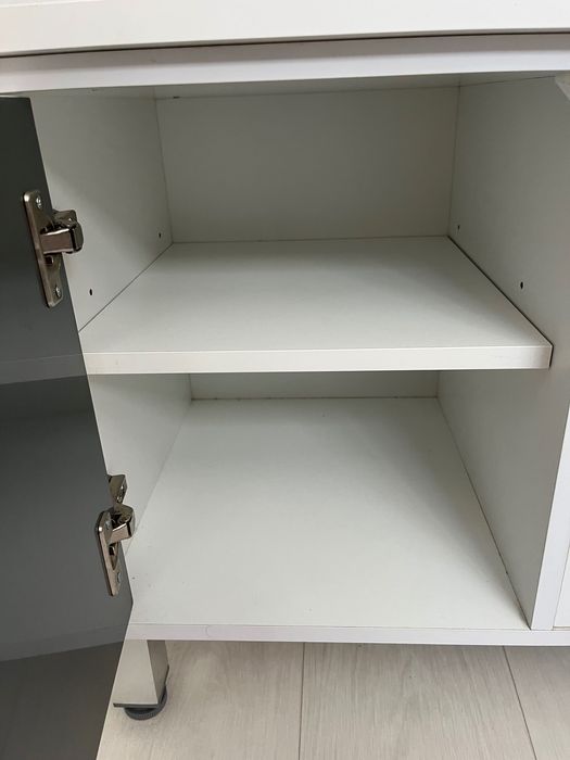 Aparadores branco e cinzento