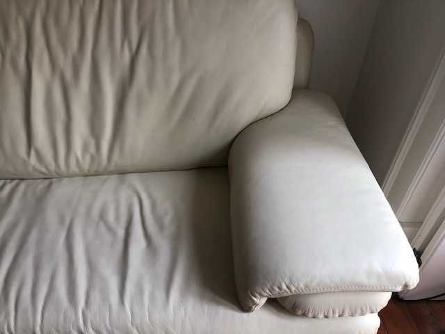 Sofá em pele de cor branca