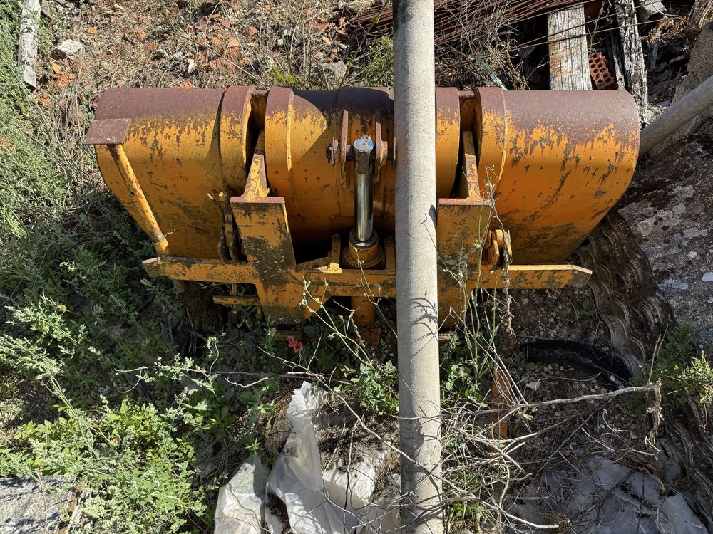 Empilhador Manitou com garfos e balde