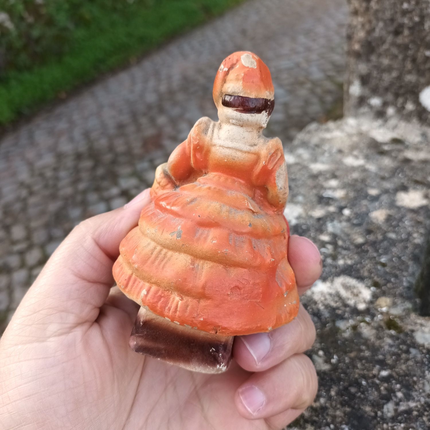 Boneca bibelot em faiança antiga