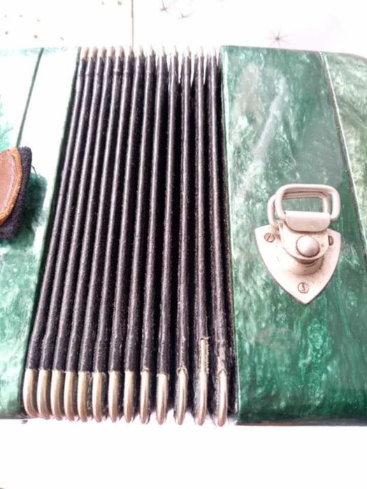 Баян «Мелодія» в робочому стані с футляром.