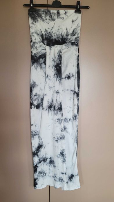 Maxi biało czarna prążkowana sukienka, odkryte ramiona, roz. 38 Shein.