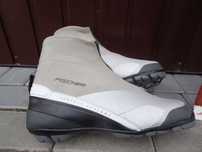 Buty do nart biegowych.